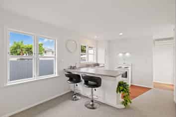 6 Ely Place, Levin