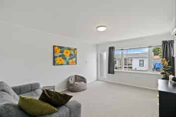 6 Ely Place, Levin
