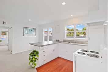 6 Ely Place, Levin