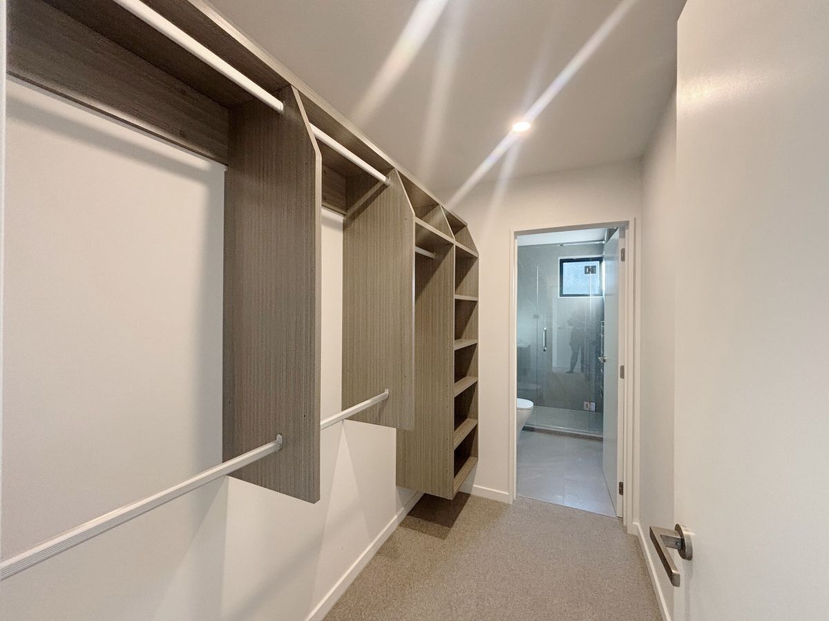 Brand New Executive Home in Sought-After Location - Więcej