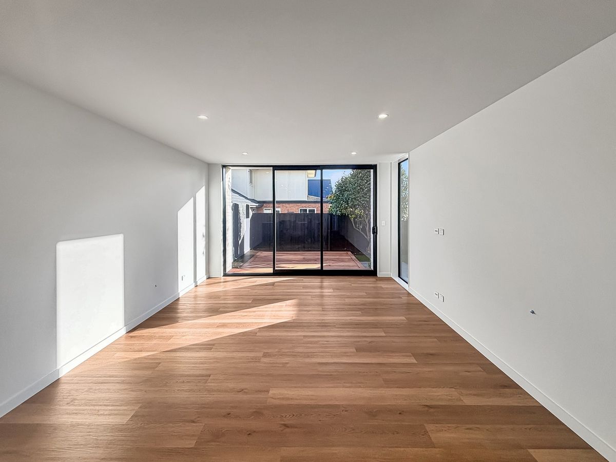 Brand New Executive Home in Sought-After Location - Widok 5