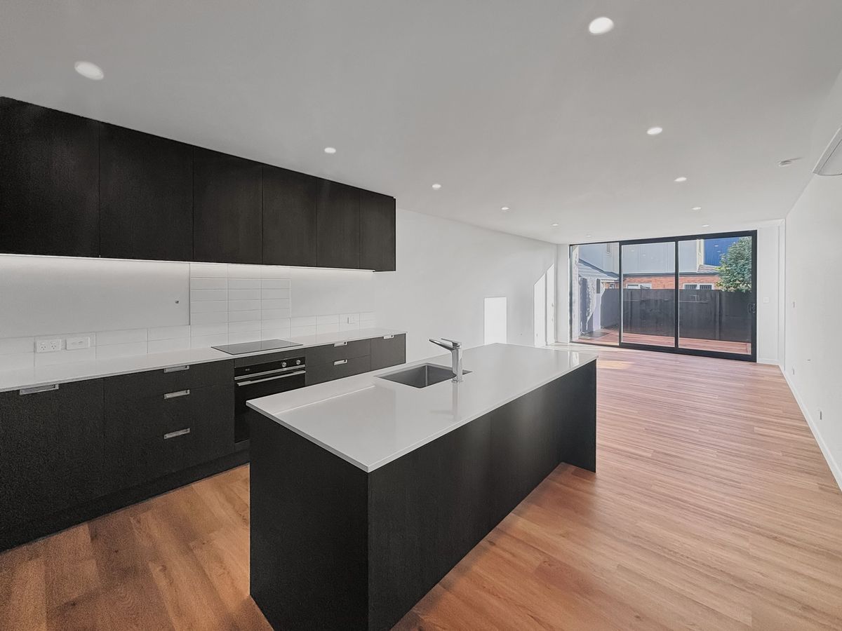 Brand New Executive Home in Sought-After Location - Widok 2