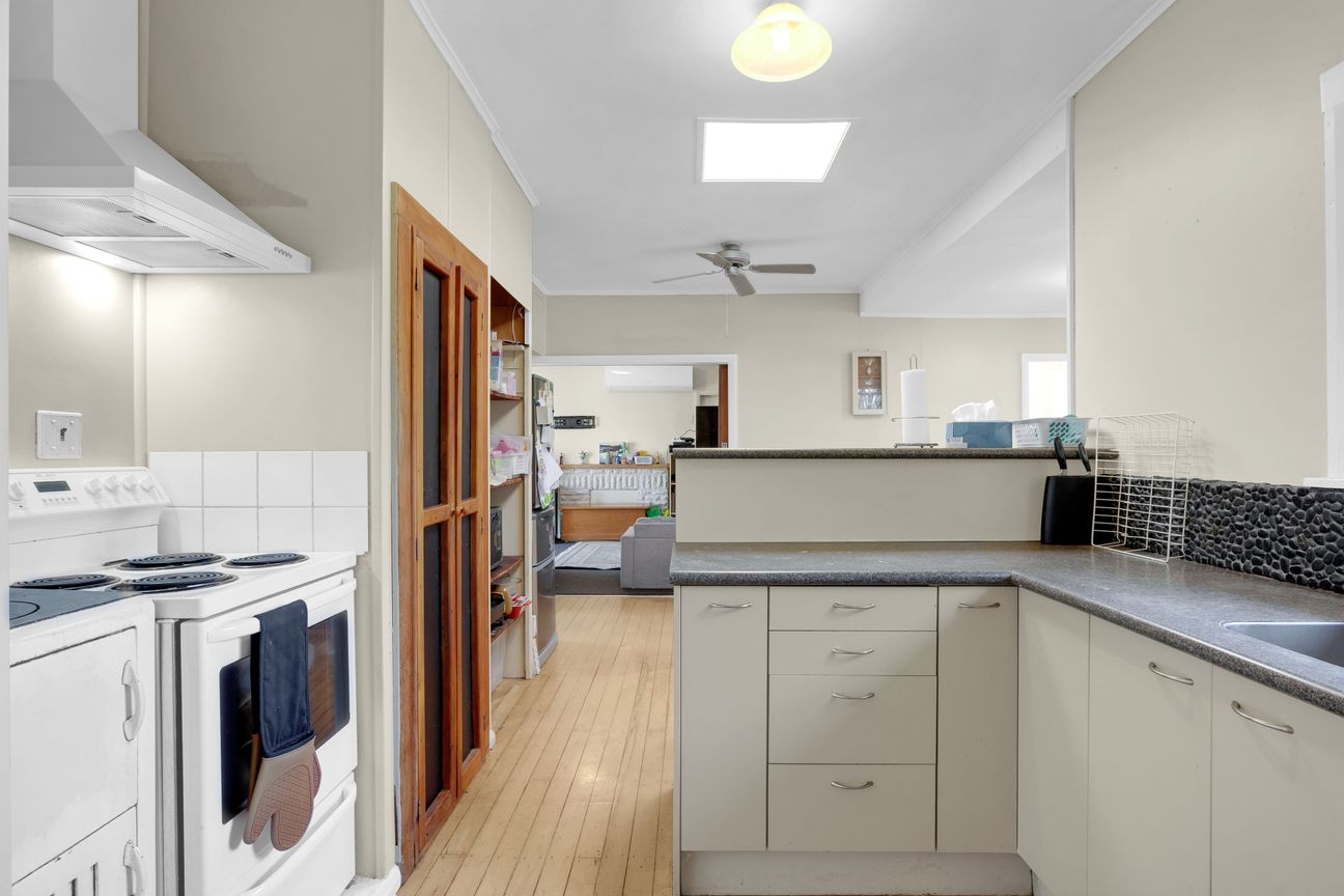 Timeless 4 Bedroom Brick Home - Mehr