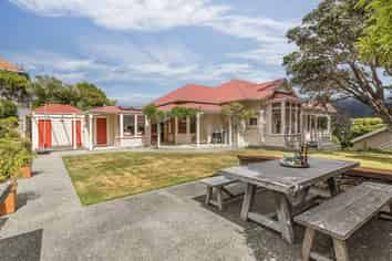 11 Trelissick Crescent, Ngaio