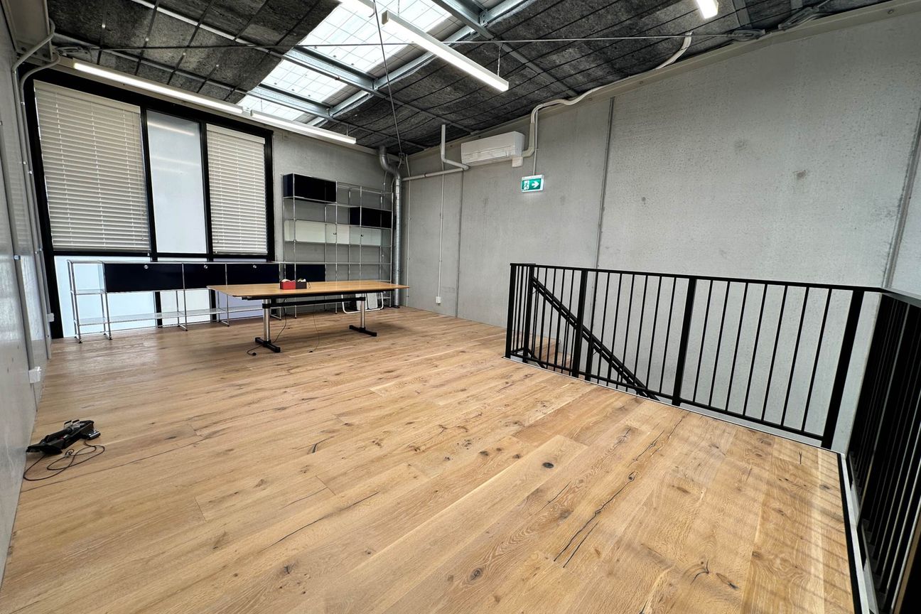 SHOWROOM WITH EXTENSIVE CHATTELS - Mehr