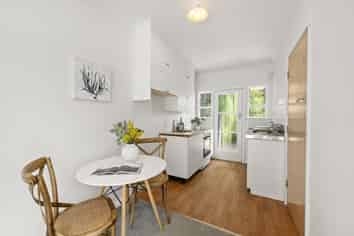 6B Matai Terrace, Eastbourne
