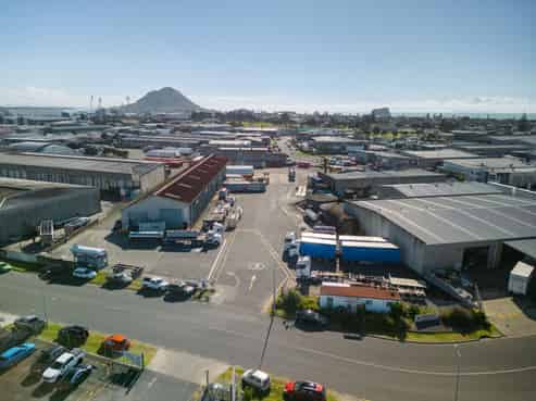 Large Industrial Yard and Warehouse Near Port