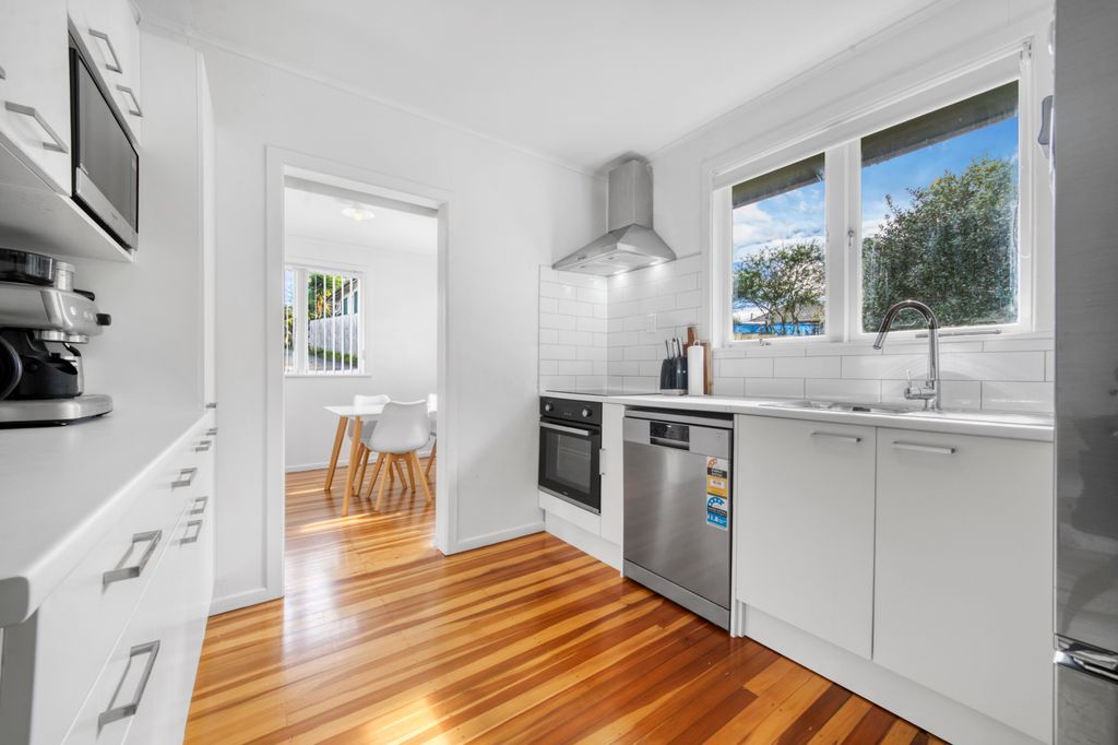 Beautifully Presented, FREEHOLD & MUST SELL! 5