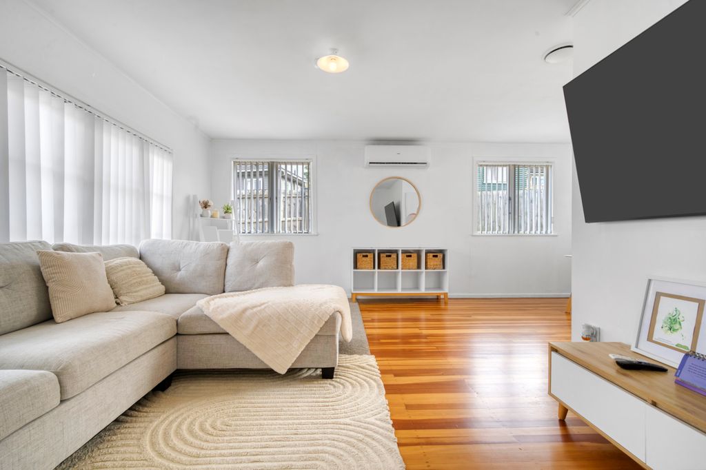 Beautifully Presented, FREEHOLD & MUST SELL! 3
