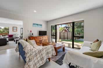 8 St Lucia Place, Unsworth Heights