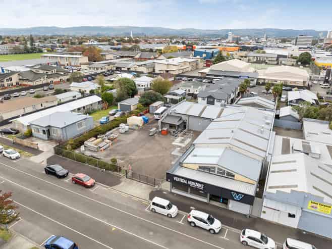 Versatile commercial site