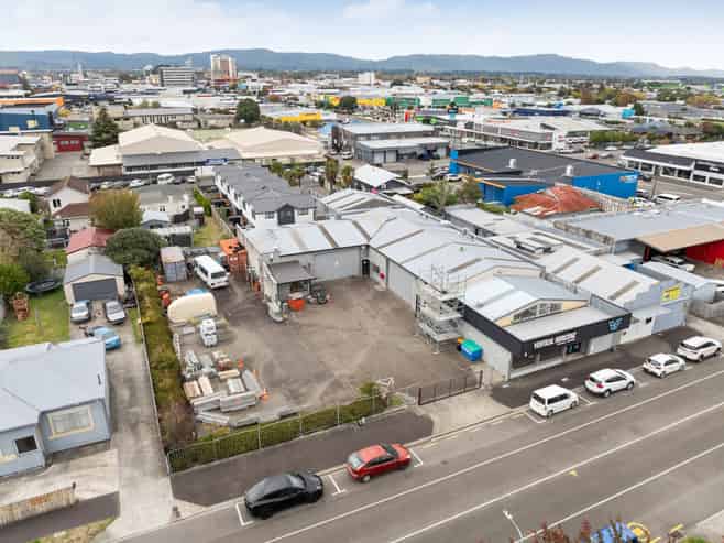 Versatile commercial site