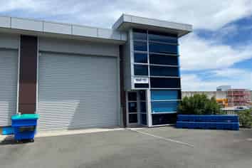 Modern Te Rapa Unit With Road Presence