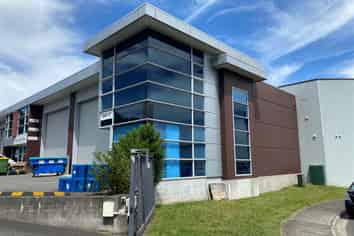 Modern Te Rapa Unit With Road Presence