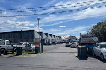 Handy Warehouse in centre New Lynn