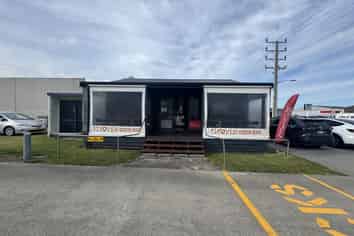 Ultra Low Rent 5 days Café - Mt Maunganui