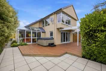 2/122 Harewood Road, Papanui
