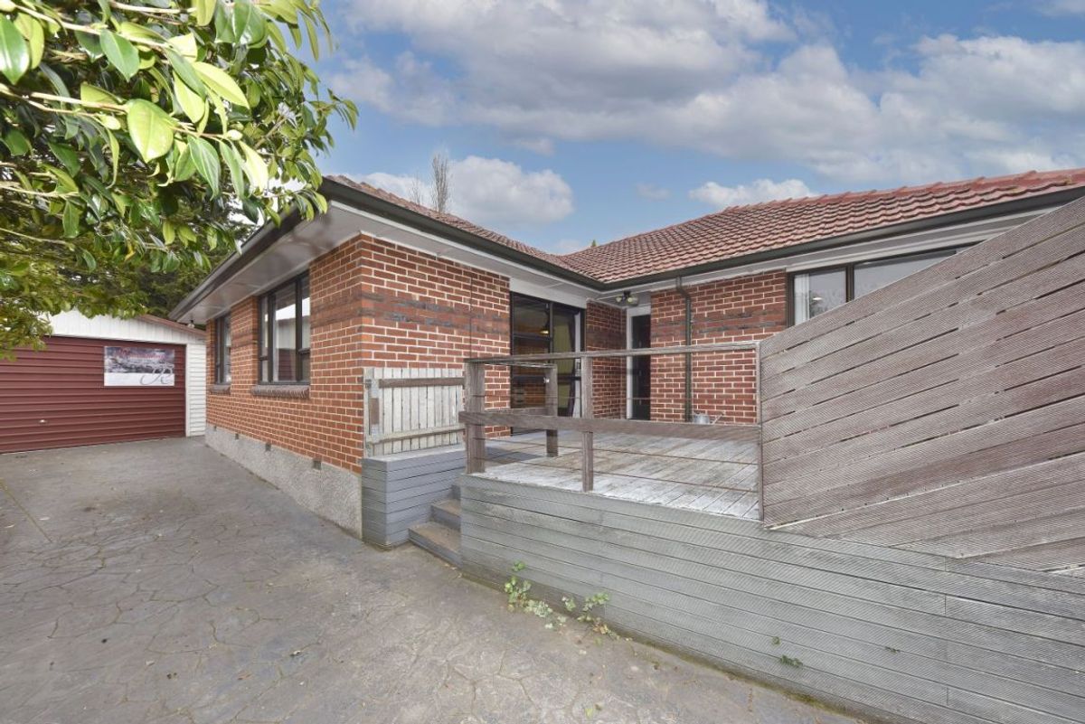 Six Car Garaging on 981 M2 of Land ! - Ansicht 4