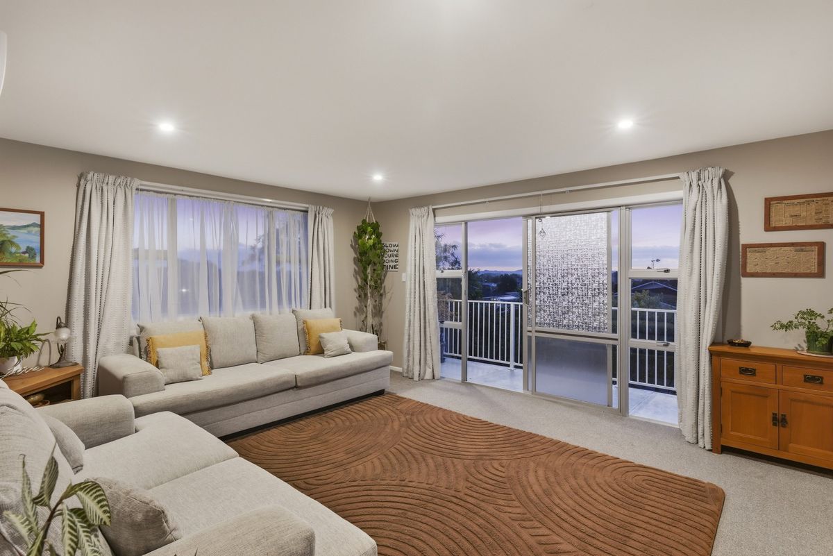 Elevated Home with Modern Appeal - Widok 3