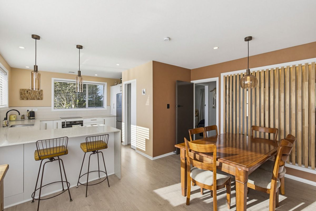 Elevated Home with Modern Appeal - Widok 6