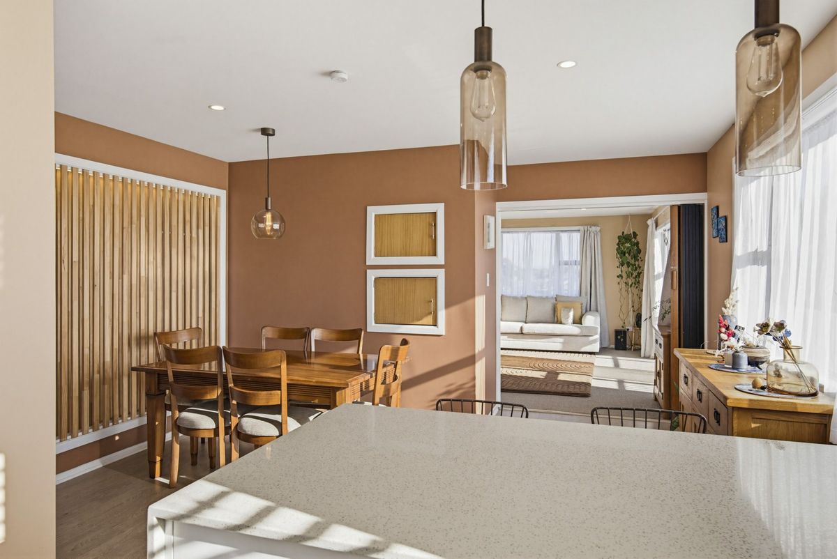 Elevated Home with Modern Appeal - Więcej