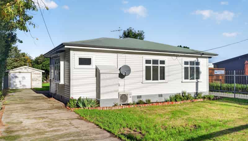 176 High Street North, Carterton