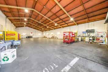 Clear span warehouse plus yard - a bonus!
