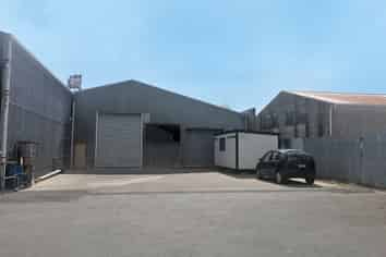 Clear span warehouse plus yard - a bonus!