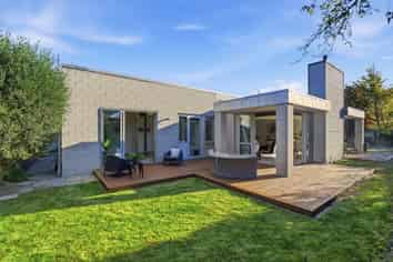 4 Crombie Green, Northwood