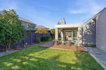 4 Crombie Green, Northwood