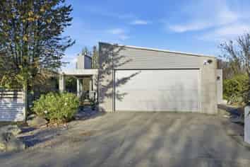 4 Crombie Green, Northwood