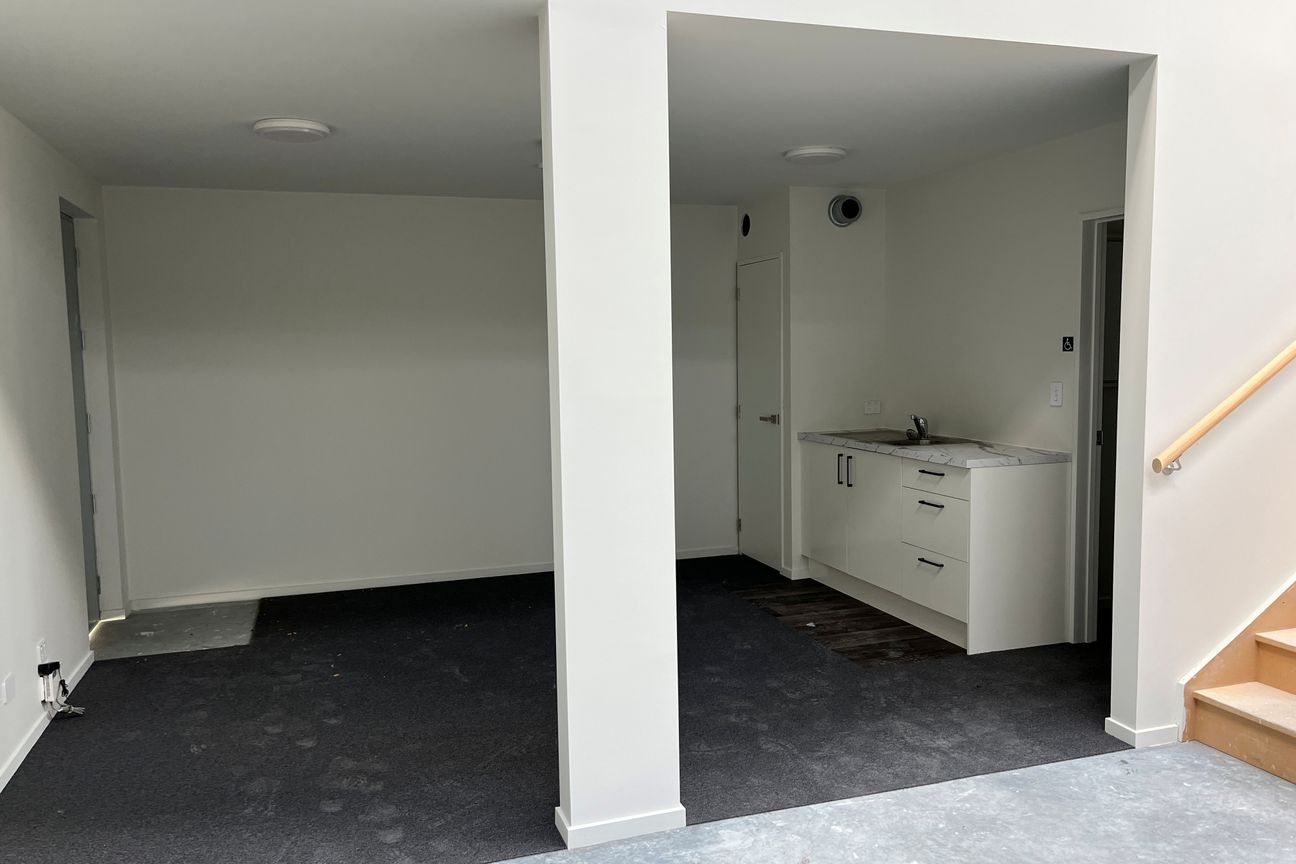 Warehouse and Showroom Potential - Vue 5