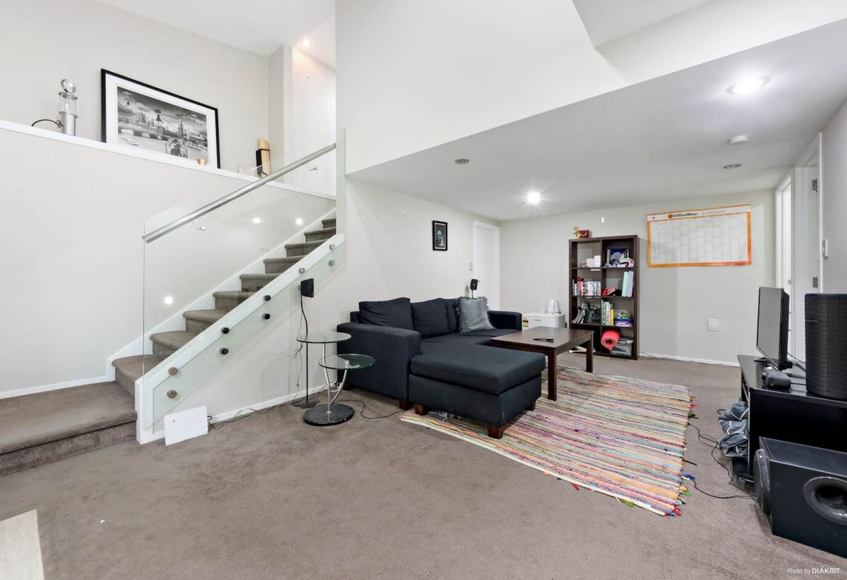 Modern 4 Bedroom House with Manukau Harbour Views - Mehr