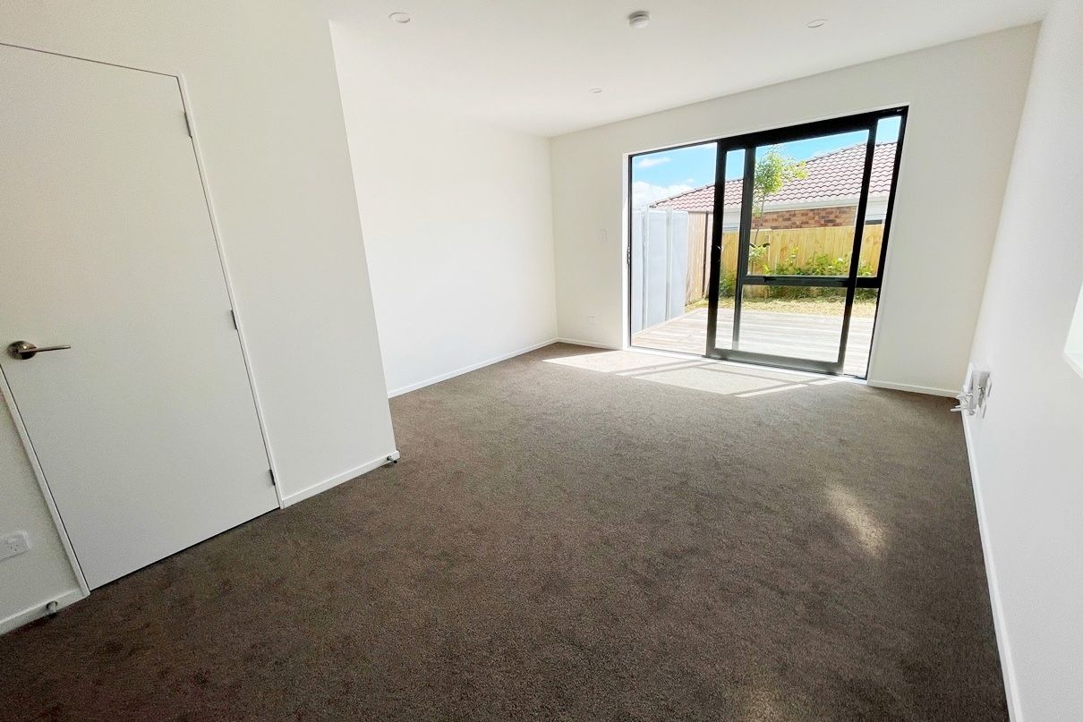 Brand new 3 Bedroom 2.5 bathroom family home in Henderson - Więcej