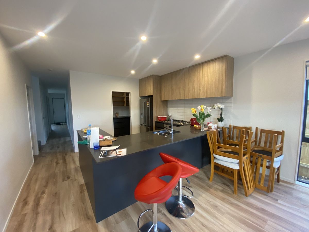 Spacious and Modern 5-Bedroom Double-Storey Home in Prime Location - Ansicht 2