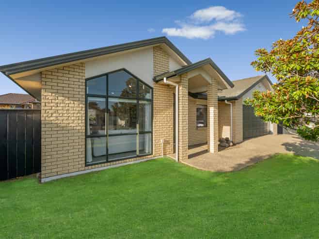 12 Duntrune Road, Flat Bush