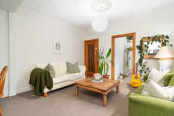 42C Apu Crescent, Lyall Bay