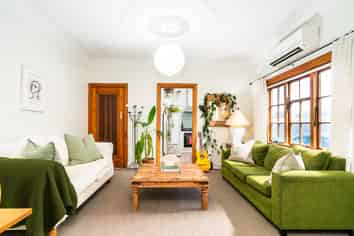 42C Apu Crescent, Lyall Bay