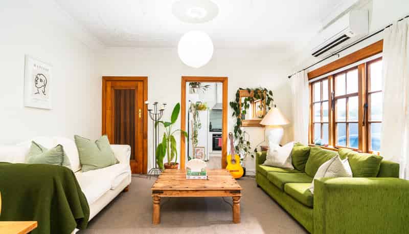 42C Apu Crescent, Lyall Bay