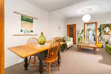42C Apu Crescent, Lyall Bay