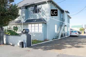 42C Apu Crescent, Lyall Bay
