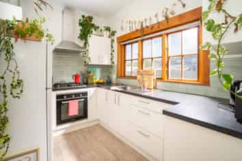 42C Apu Crescent, Lyall Bay