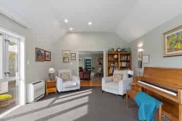 60 Arnold Street, Sumner