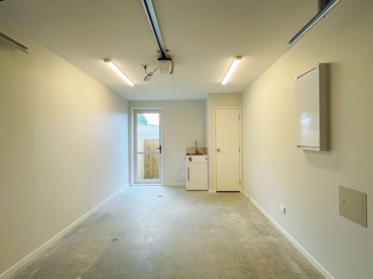 Four-Bedroom House in Convenient Area - Więcej