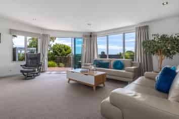 12 Charlotte Way, RAUMATI SOUTH