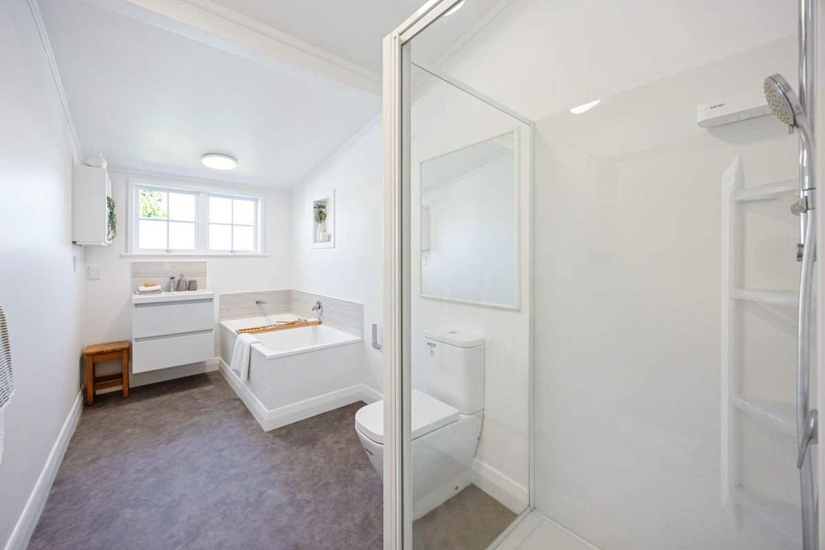 AN IMMACULATELY PRESENTED MT EDEN VILLA CONVERSION - Widok 6