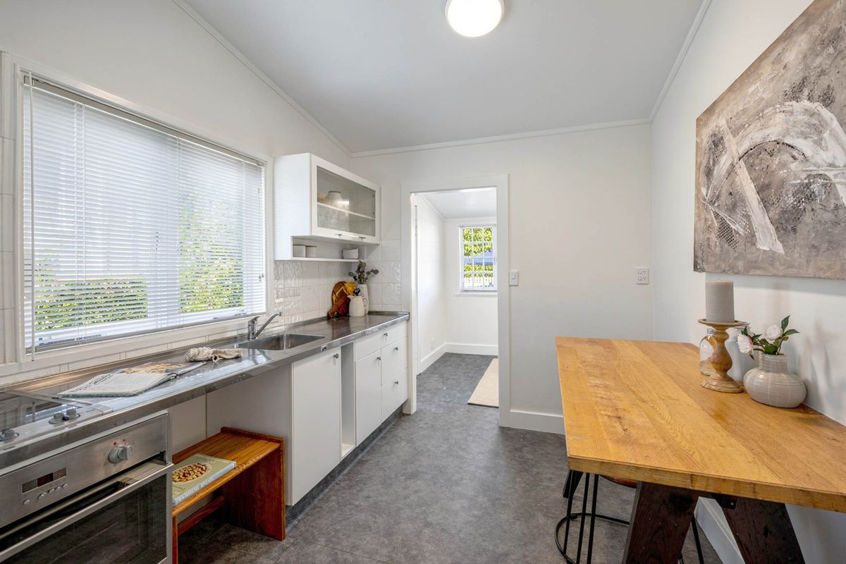 AN IMMACULATELY PRESENTED MT EDEN VILLA CONVERSION - Widok 4