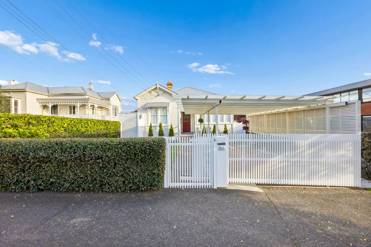 AN IMMACULATELY PRESENTED MT EDEN VILLA CONVERSION - Więcej