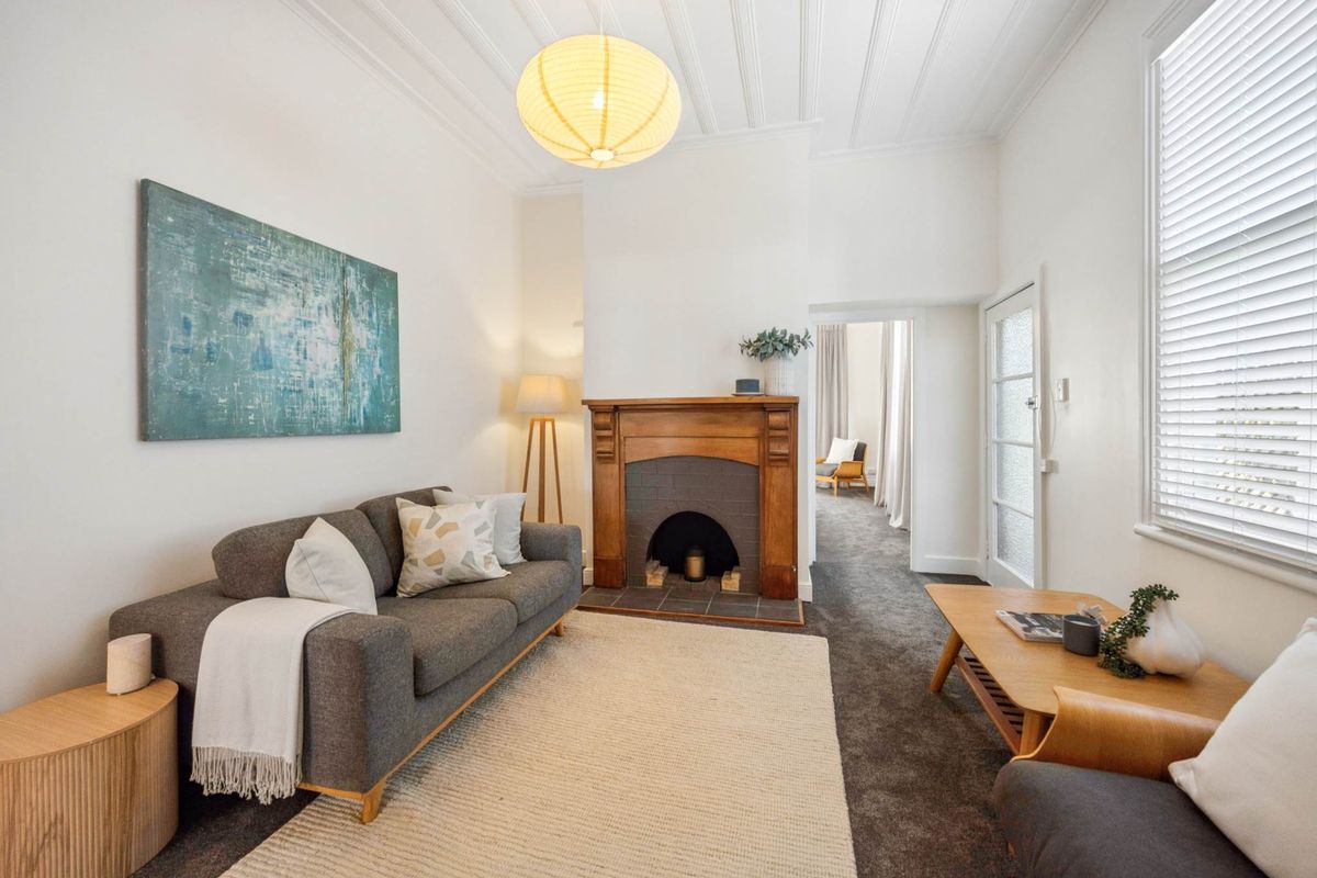 AN IMMACULATELY PRESENTED MT EDEN VILLA CONVERSION - Widok 2
