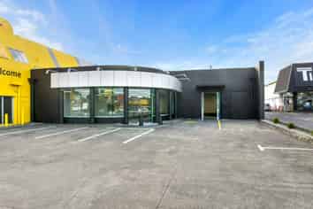 High-Profile Manukau Retail Space